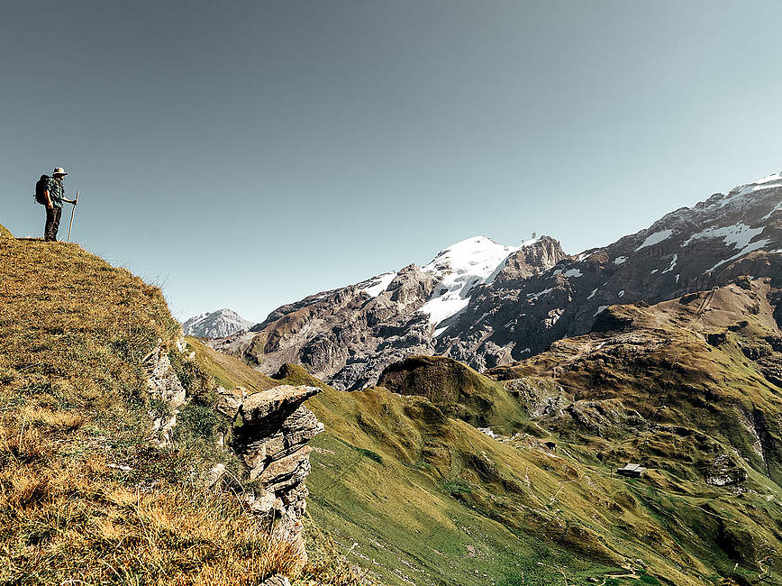 Mann am Wandern in Engelberg mit Blick zum Titlis 